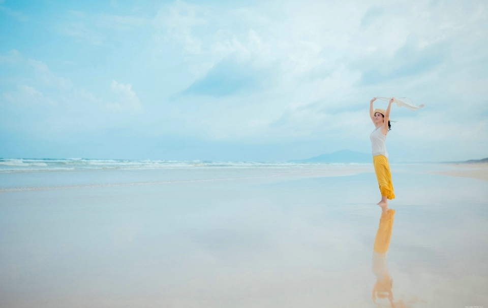 海边气质靓丽黄裙美女唯美意境写真