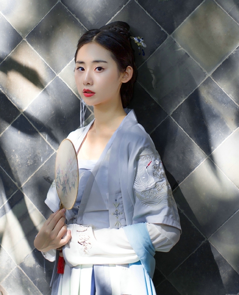 古装汉服美女温婉恬静迷人