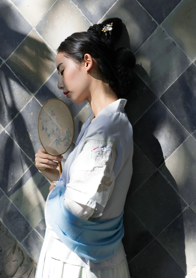 古装汉服美女温婉恬静迷人