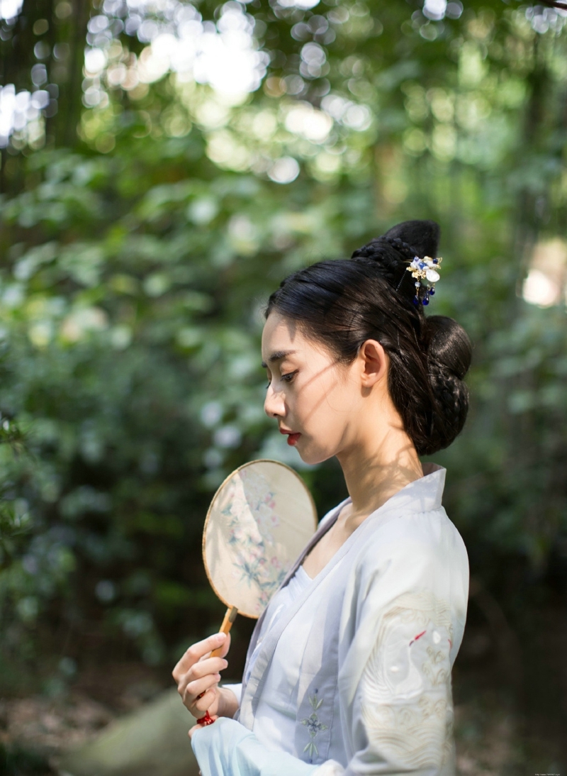 古装汉服美女温婉恬静迷人