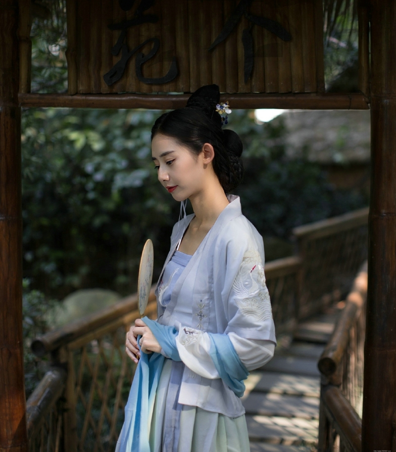 古装汉服美女温婉恬静迷人