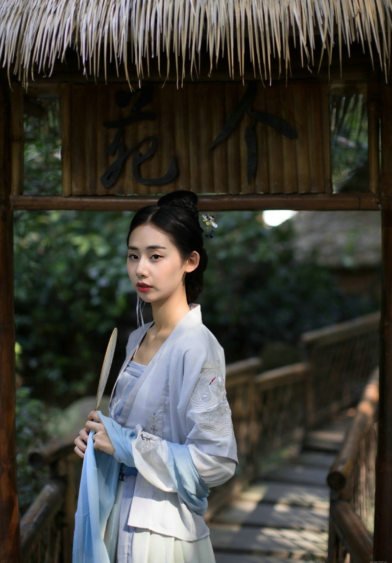 古装汉服美女温婉恬静迷人