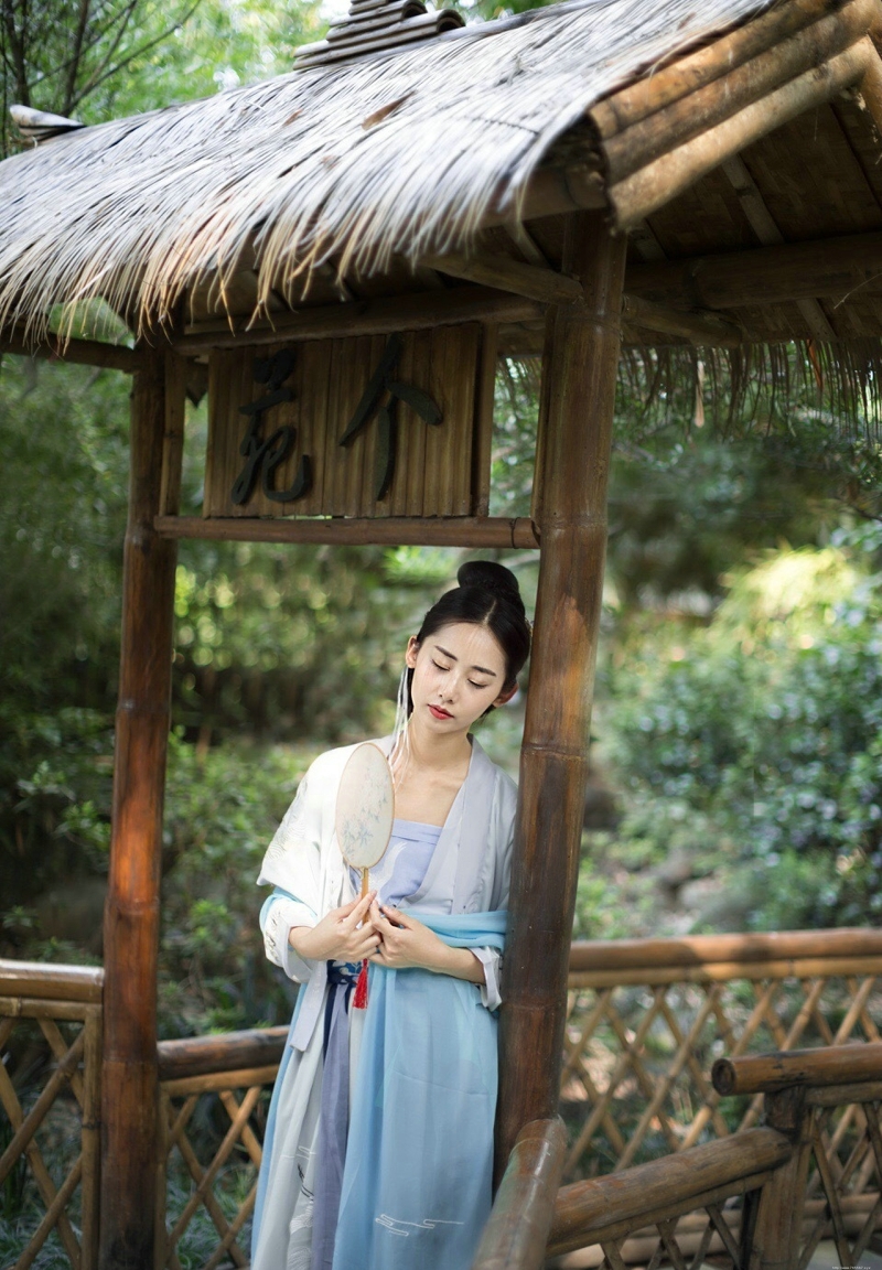 古装汉服美女温婉恬静迷人