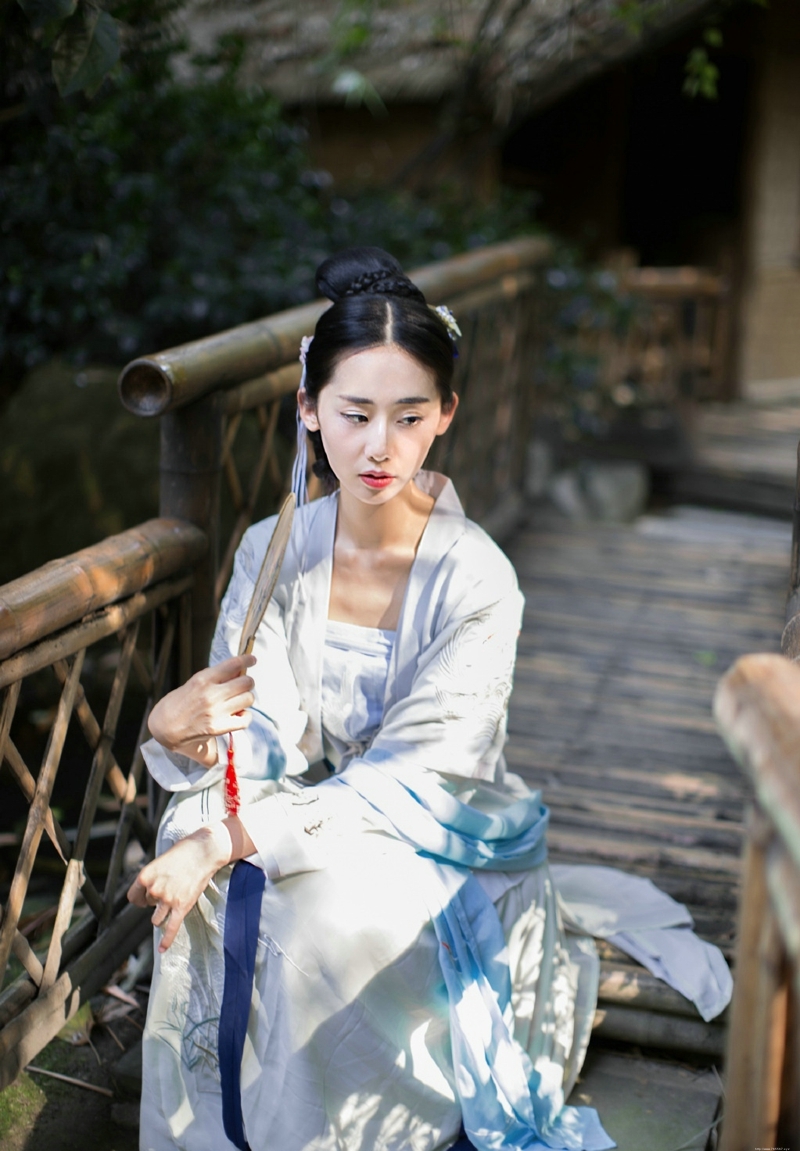 古装汉服美女温婉恬静迷人