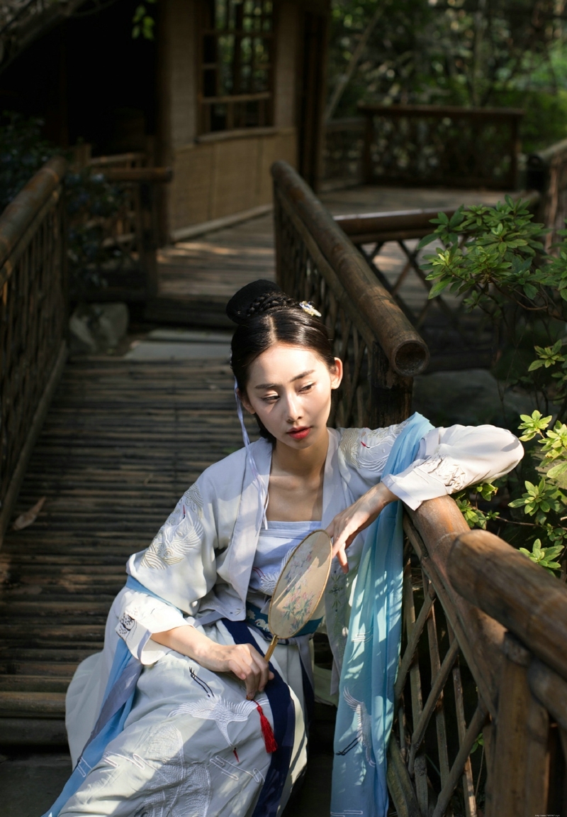 古装汉服美女温婉恬静迷人