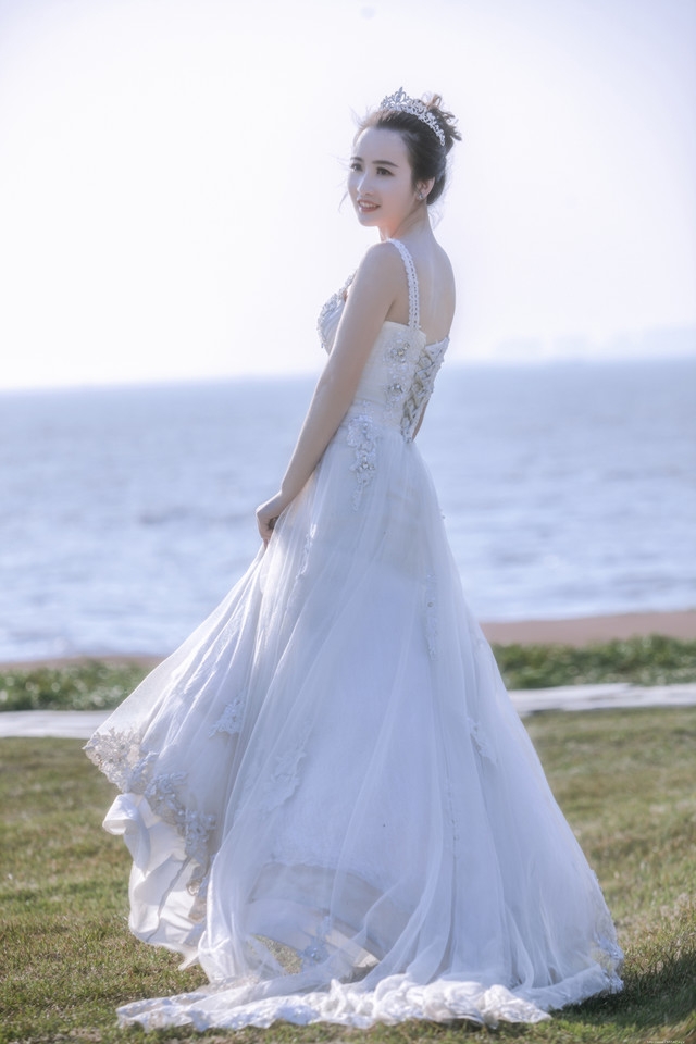 海边头戴皇冠婚纱美女唯美性感红唇抢镜