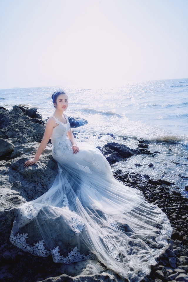 海边头戴皇冠婚纱美女唯美性感红唇抢镜