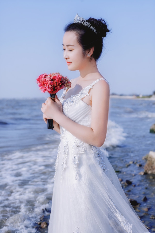 海边头戴皇冠婚纱美女唯美性感红唇抢镜