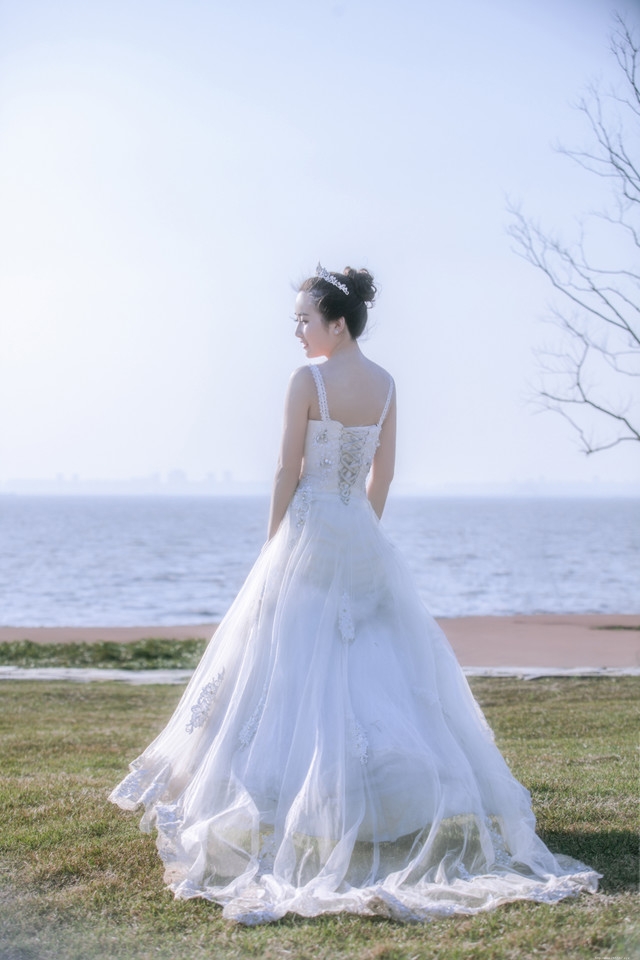 海边头戴皇冠婚纱美女唯美性感红唇抢镜