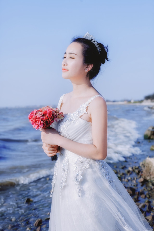 海边头戴皇冠婚纱美女唯美性感红唇抢镜