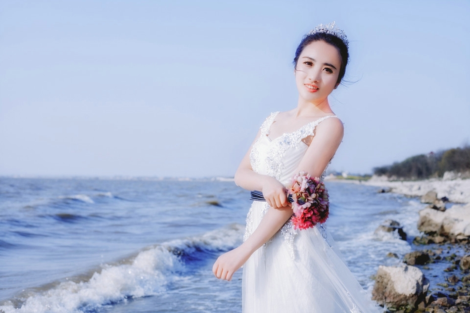 海边头戴皇冠婚纱美女唯美性感红唇抢镜