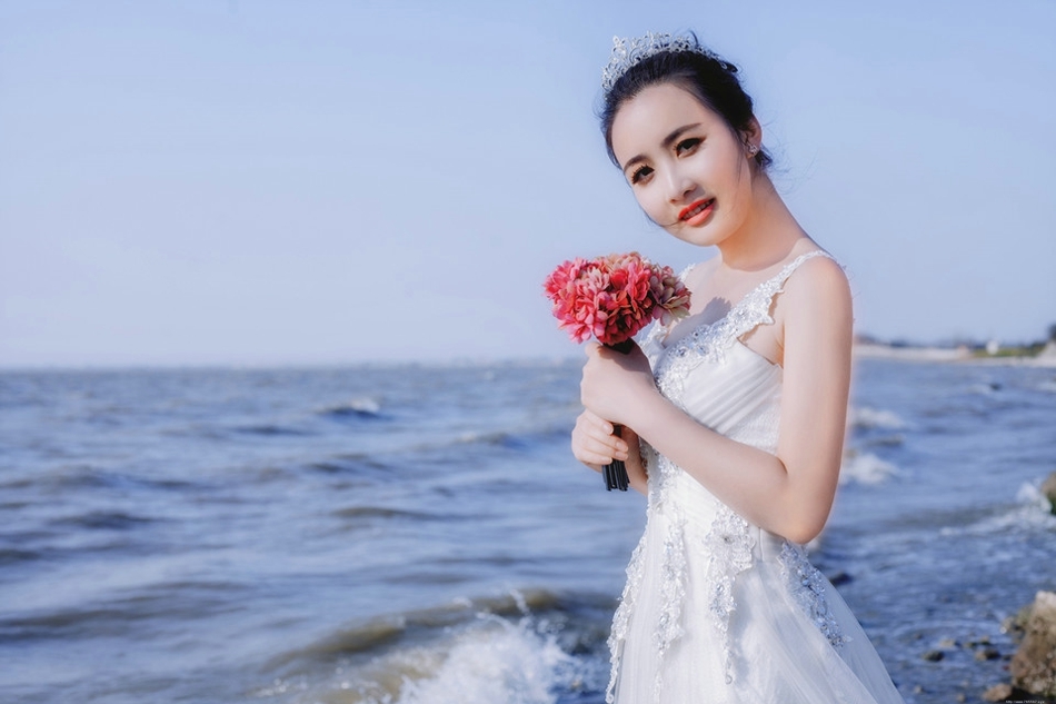 海边头戴皇冠婚纱美女唯美性感红唇抢镜