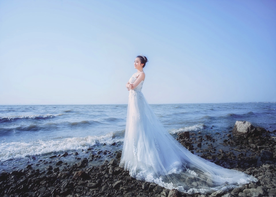 海边头戴皇冠婚纱美女唯美性感红唇抢镜