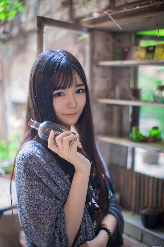 古董花园内瓜子脸美女露脐装温柔可人