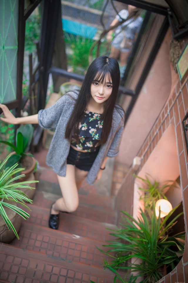 古董花园内瓜子脸美女露脐装温柔可人