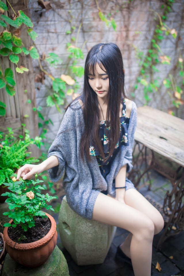 古董花园内瓜子脸美女露脐装温柔可人