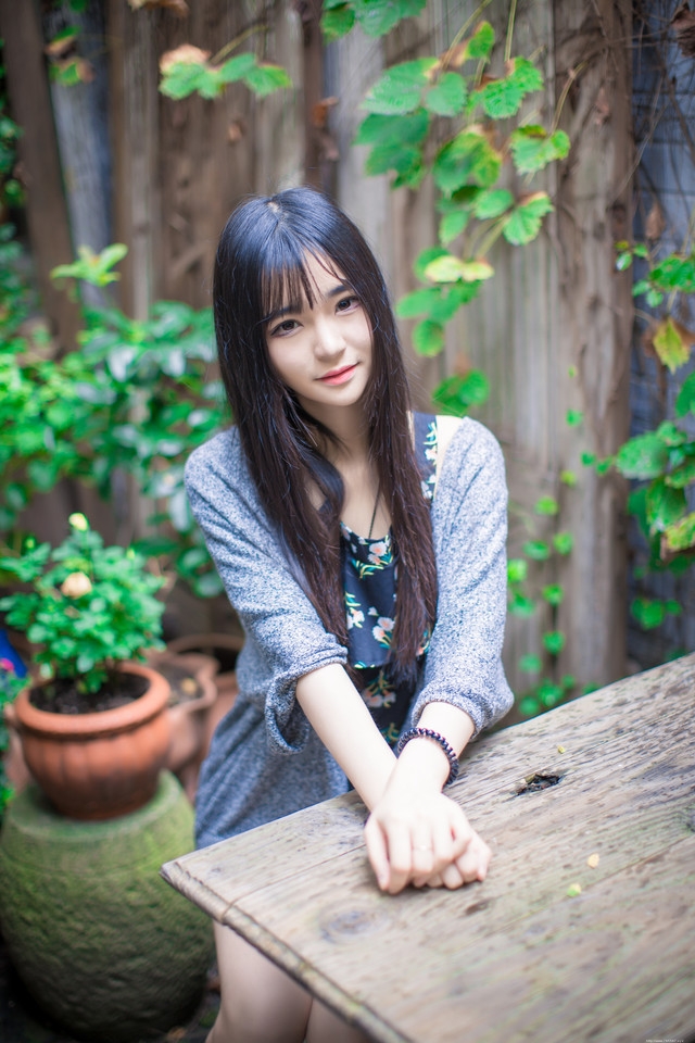 古董花园内瓜子脸美女露脐装温柔可人