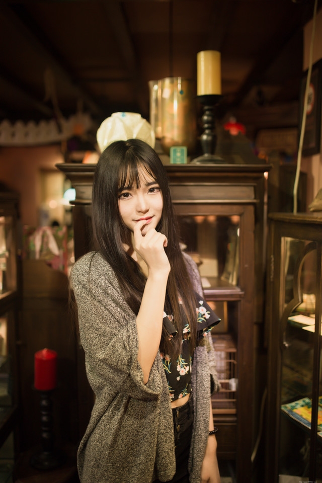 古董花园内瓜子脸美女露脐装温柔可人