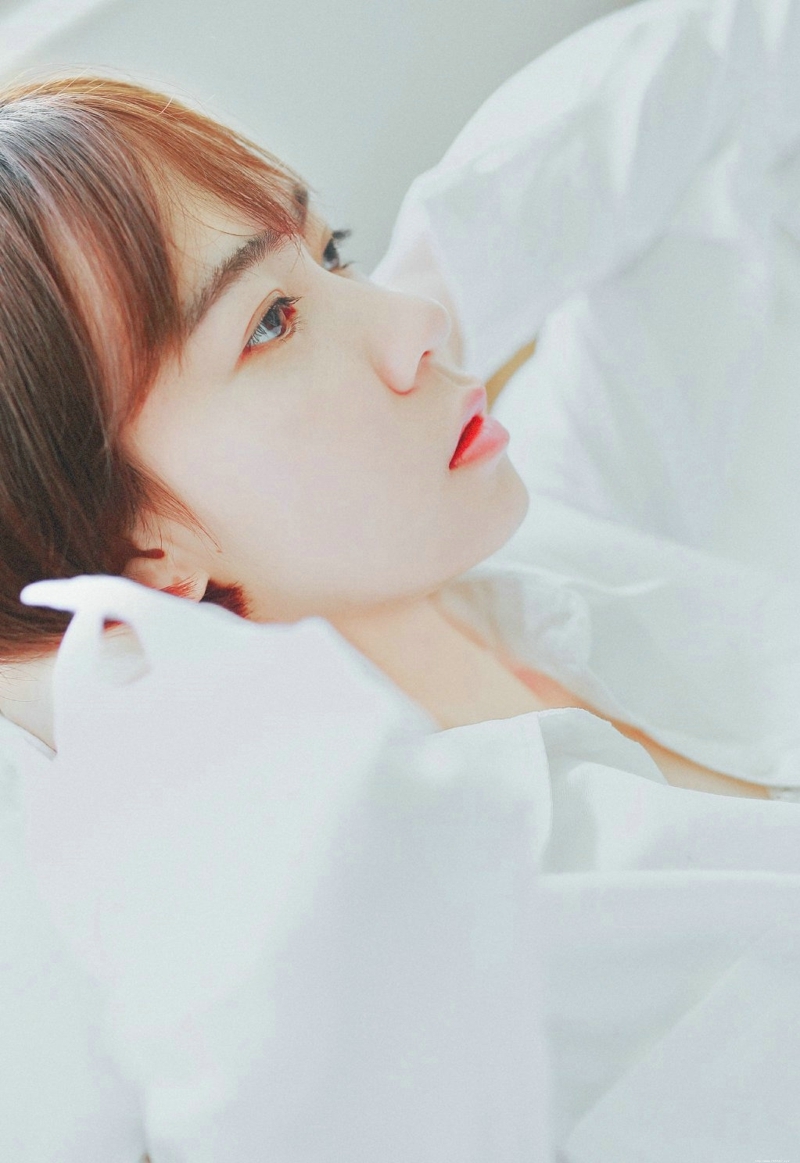 纯净私房内的短发清爽妹子静谧迷人