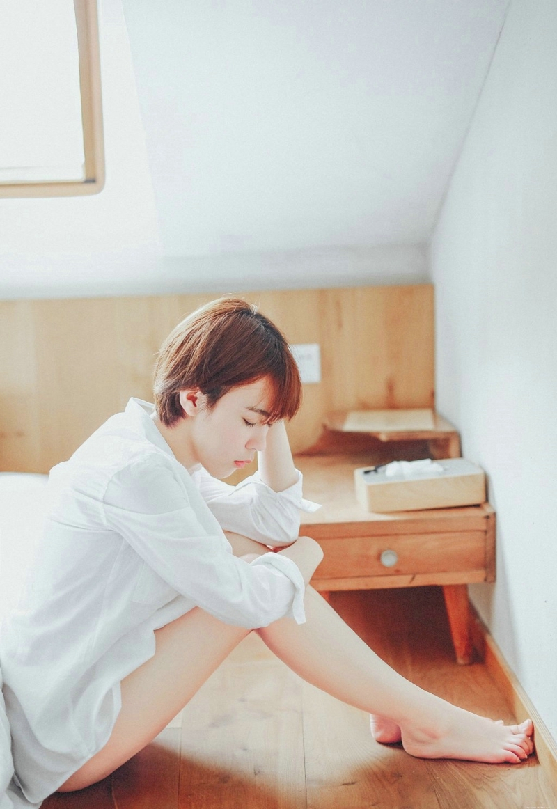 纯净私房内的短发清爽妹子静谧迷人