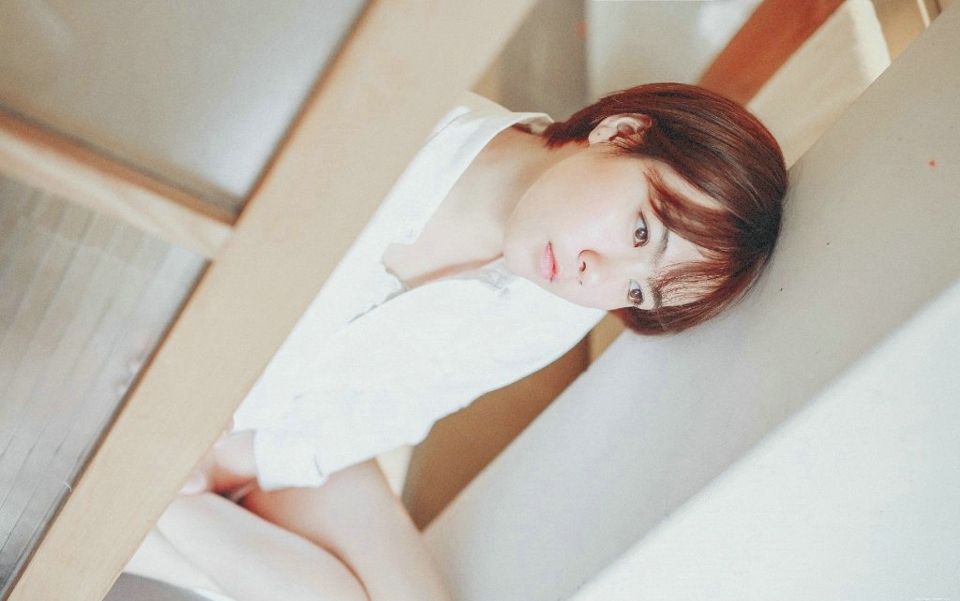 纯净私房内的短发清爽妹子静谧迷人