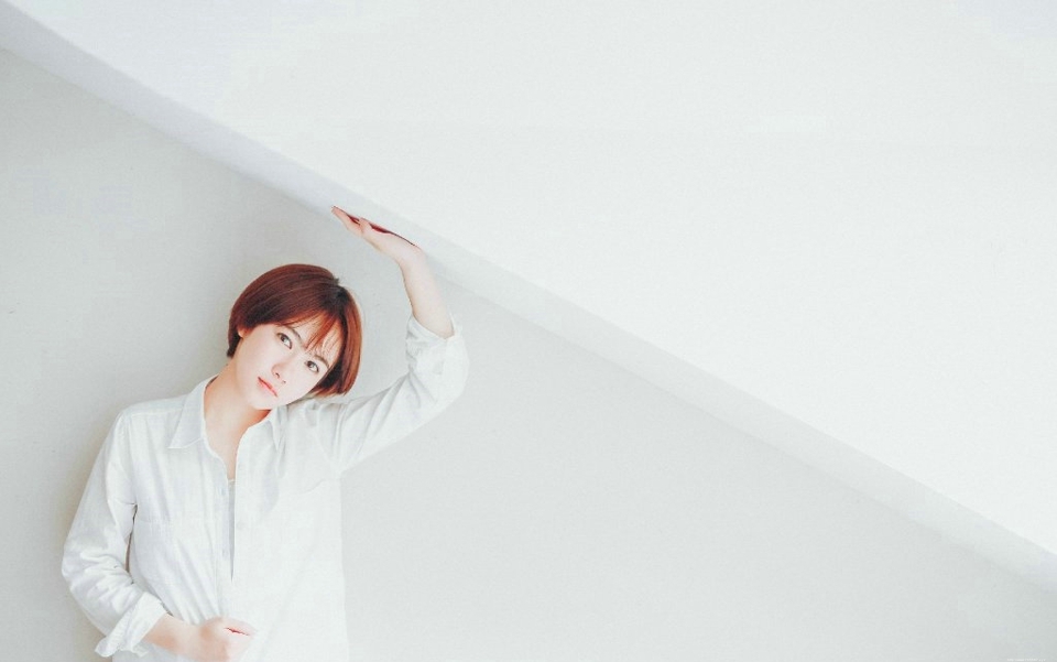 纯净私房内的短发清爽妹子静谧迷人