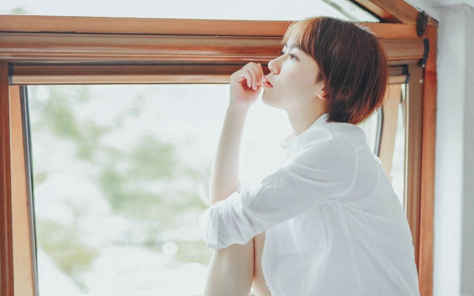 纯净私房内的短发清爽妹子静谧迷人