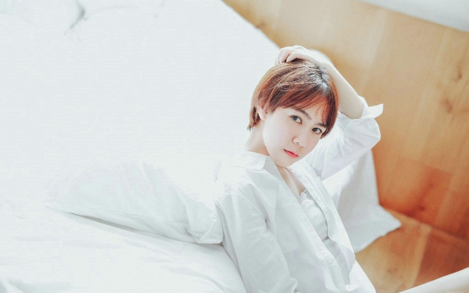 纯净私房内的短发清爽妹子静谧迷人