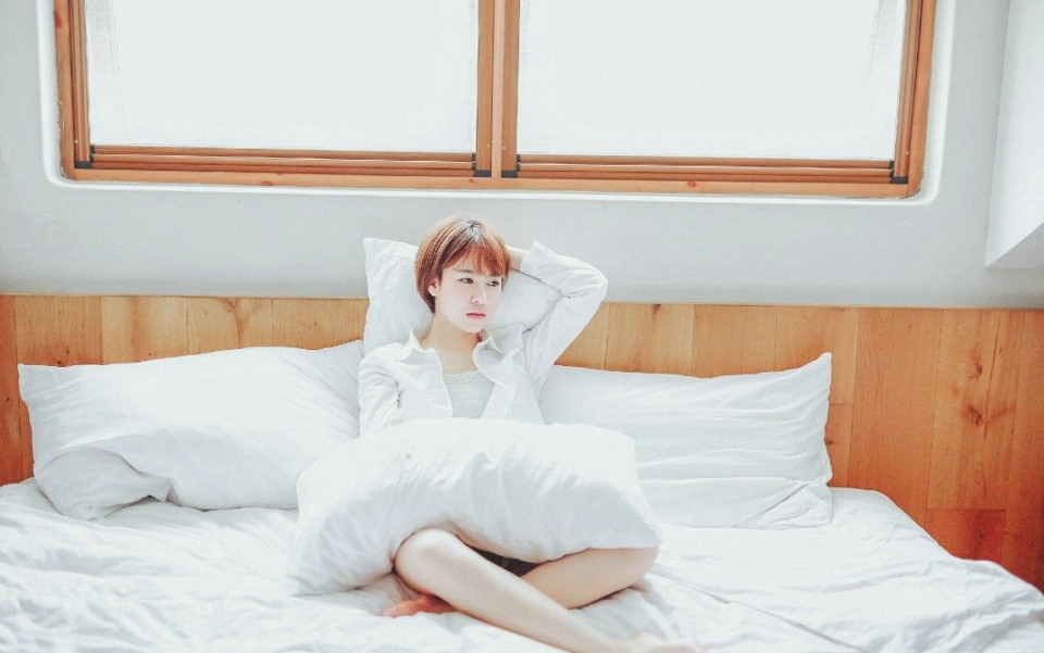 纯净私房内的短发清爽妹子静谧迷人