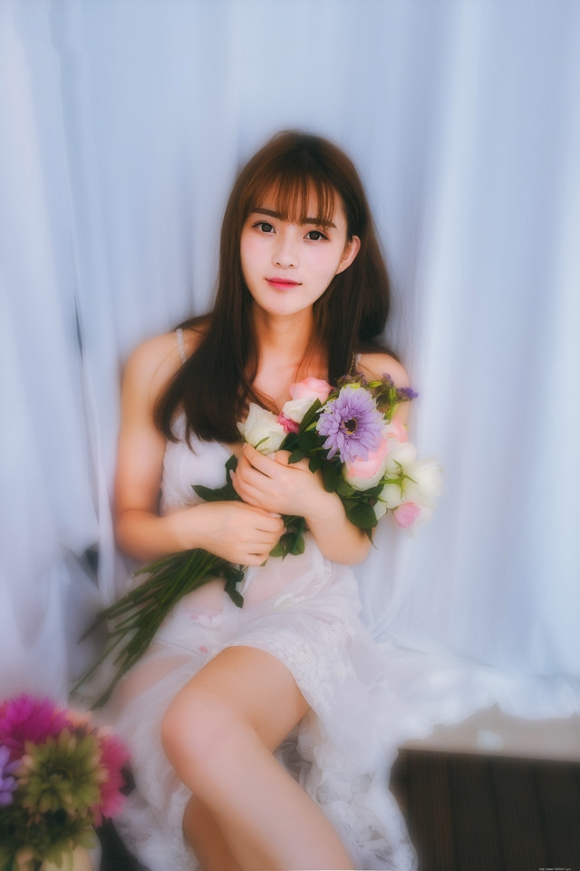 怀抱鲜花少女蕾丝透视睡裙半裸露乳朦胧写真