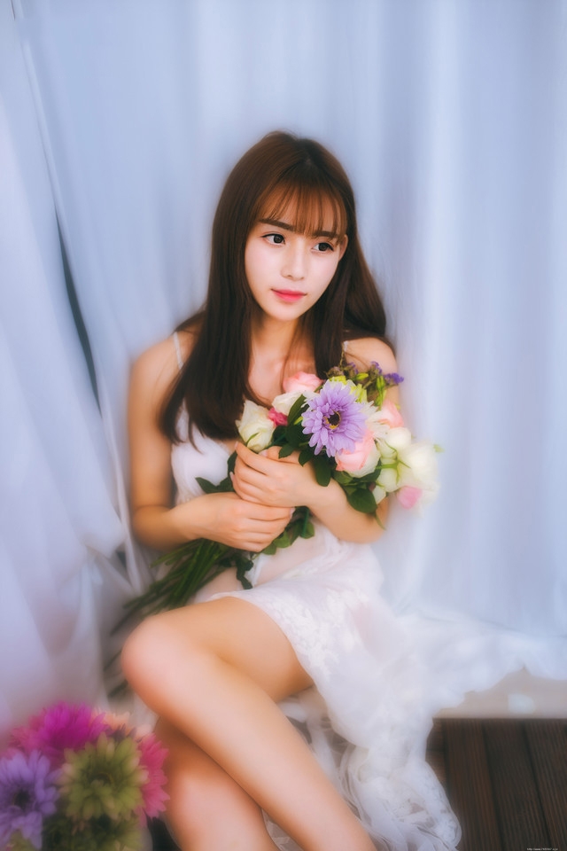 怀抱鲜花少女蕾丝透视睡裙半裸露乳朦胧写真