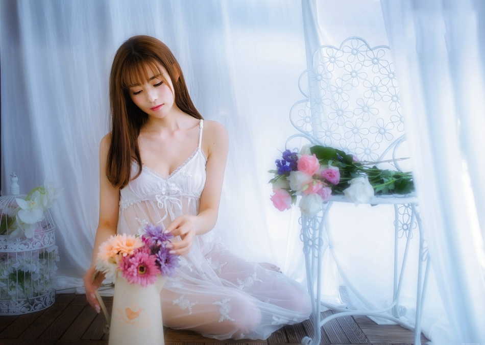 怀抱鲜花少女蕾丝透视睡裙半裸露乳朦胧写真