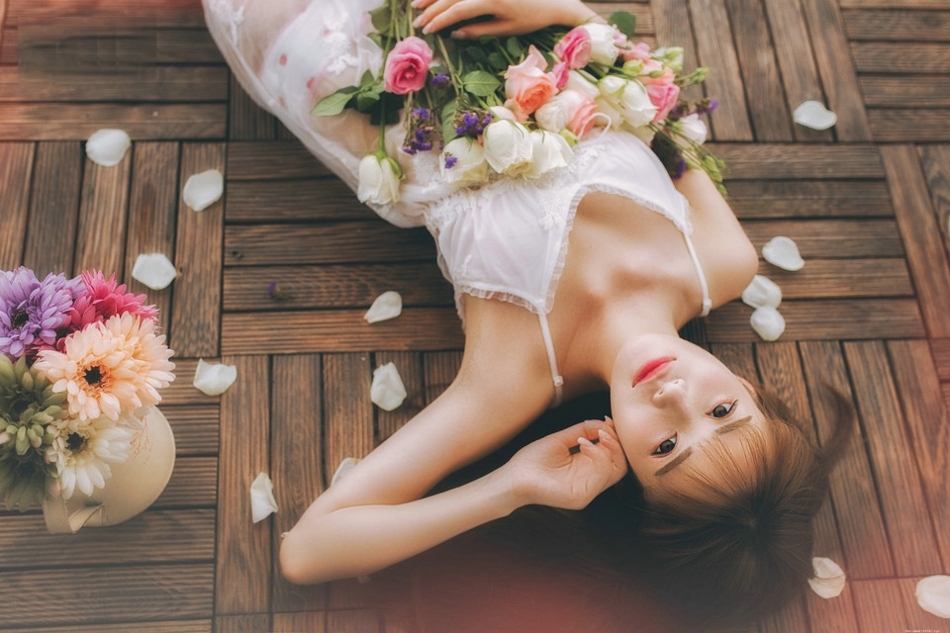 怀抱鲜花少女蕾丝透视睡裙半裸露乳朦胧写真