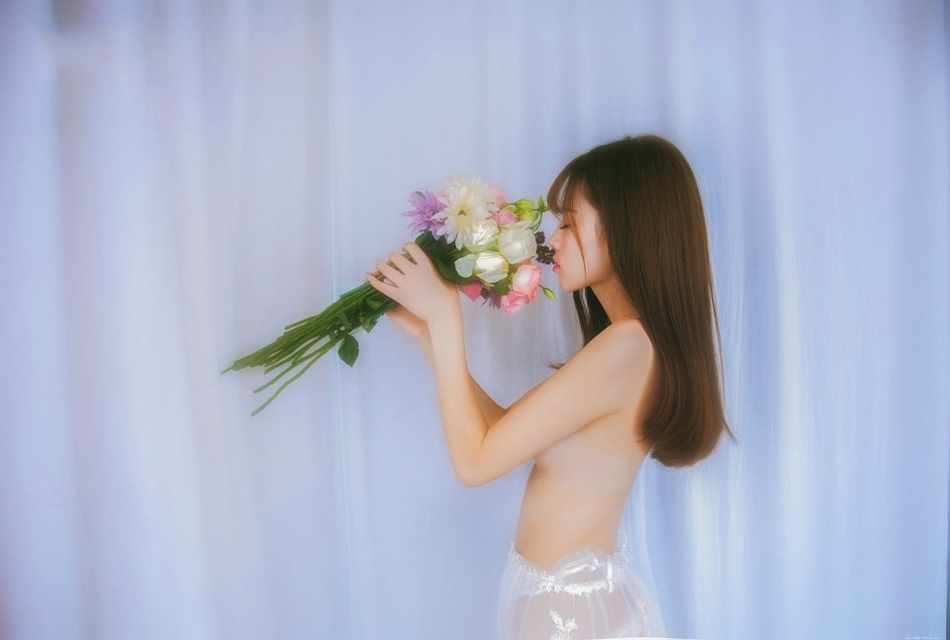 怀抱鲜花少女蕾丝透视睡裙半裸露乳朦胧写真