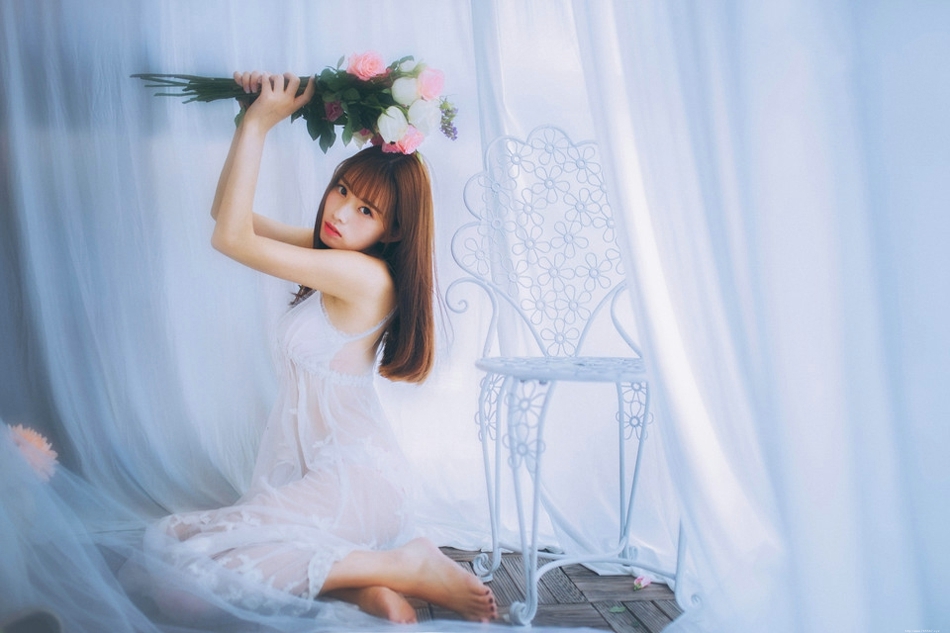 怀抱鲜花少女蕾丝透视睡裙半裸露乳朦胧写真