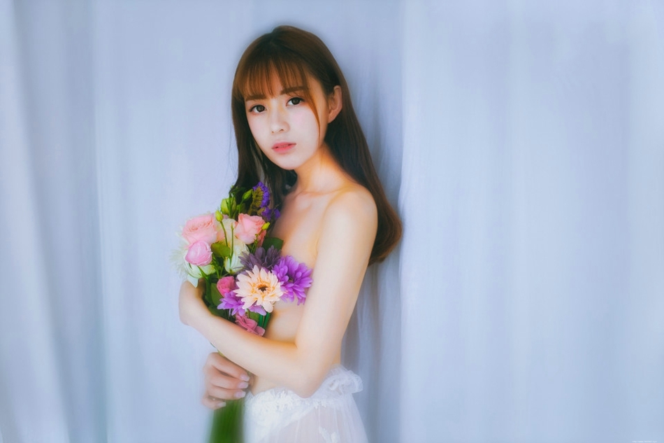 怀抱鲜花少女蕾丝透视睡裙半裸露乳朦胧写真