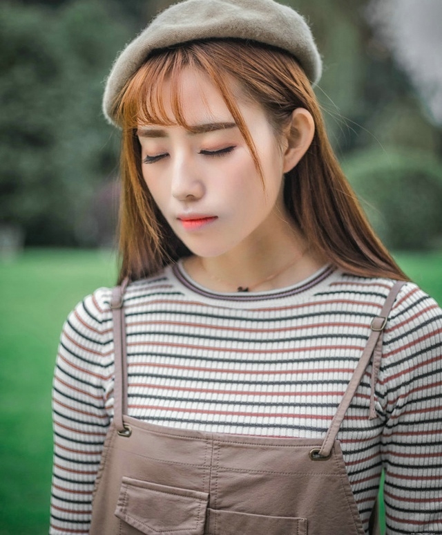 草坪上的秋天落叶美女俏皮纯真展冬日气氛