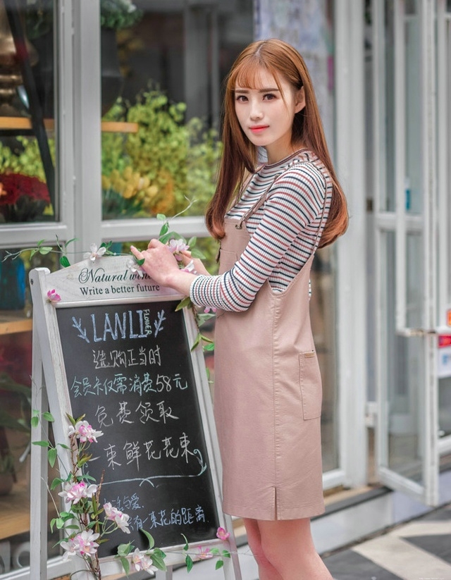 草坪上的秋天落叶美女俏皮纯真展冬日气氛