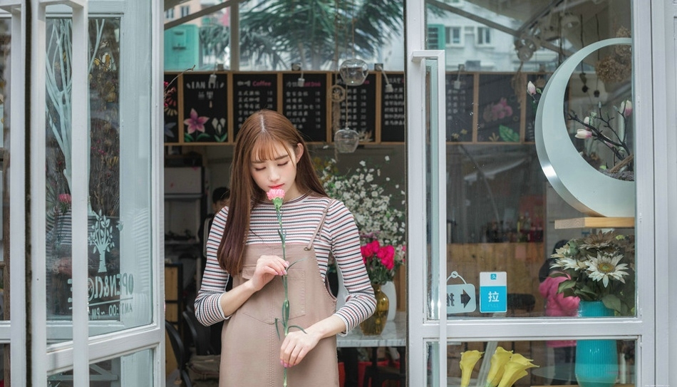 草坪上的秋天落叶美女俏皮纯真展冬日气氛