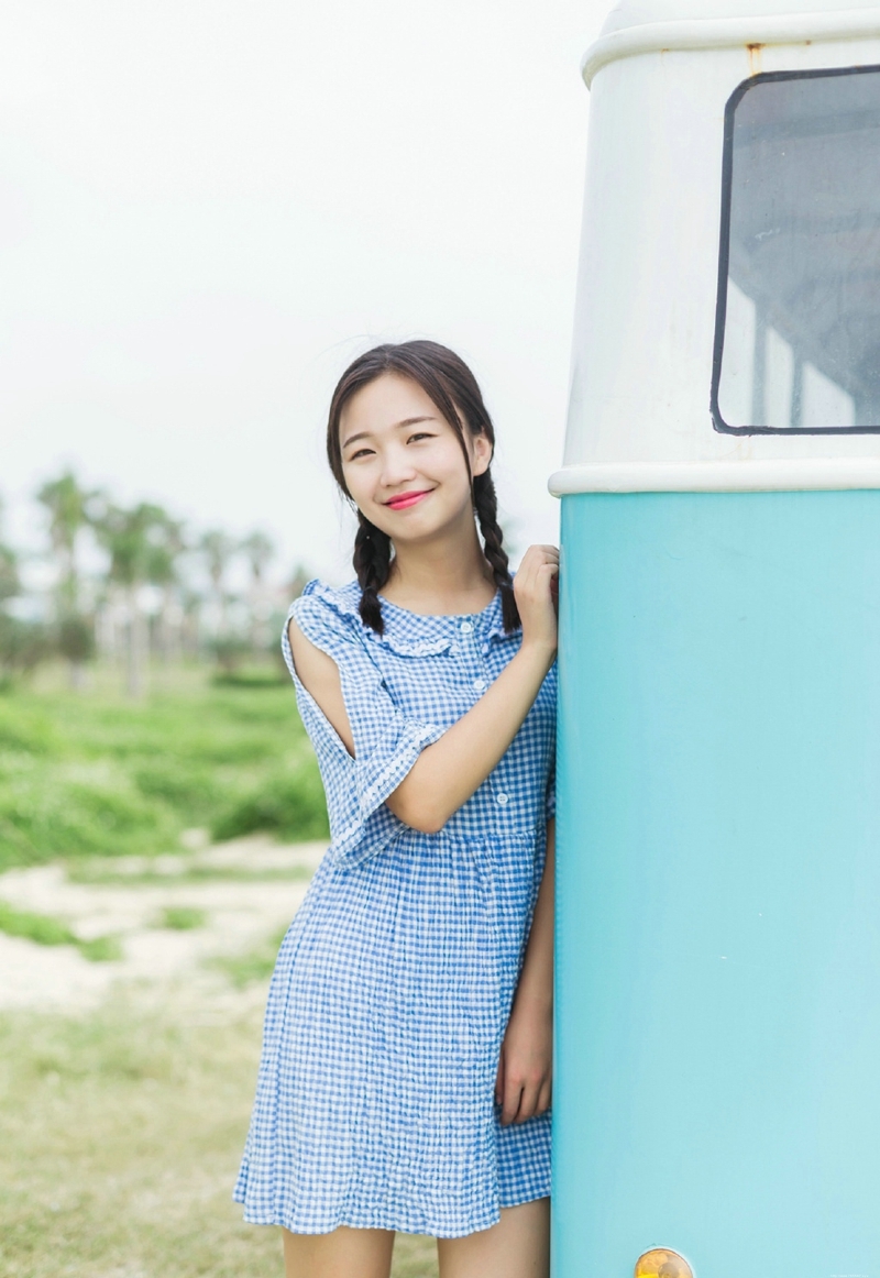 海边格子裙麻花辫清新妹子笑脸迷人