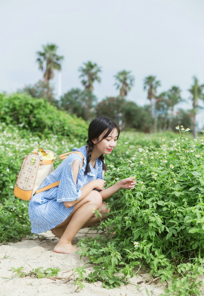 海边格子裙麻花辫清新妹子笑脸迷人