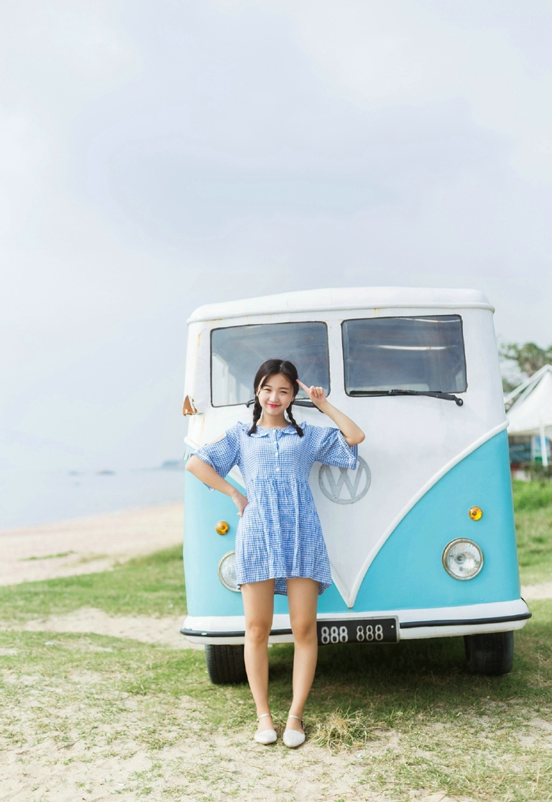 海边格子裙麻花辫清新妹子笑脸迷人