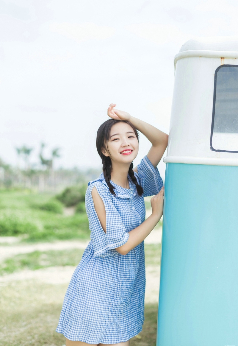 海边格子裙麻花辫清新妹子笑脸迷人