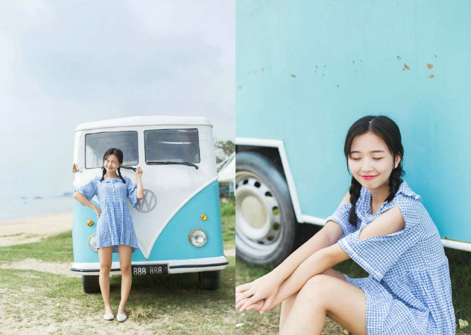 海边格子裙麻花辫清新妹子笑脸迷人