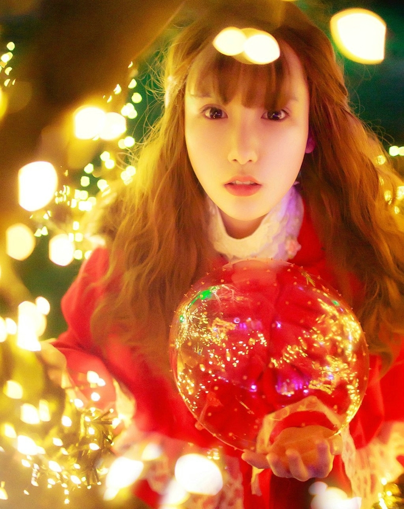 夜晚灯光中的红衣少女靓丽迷人