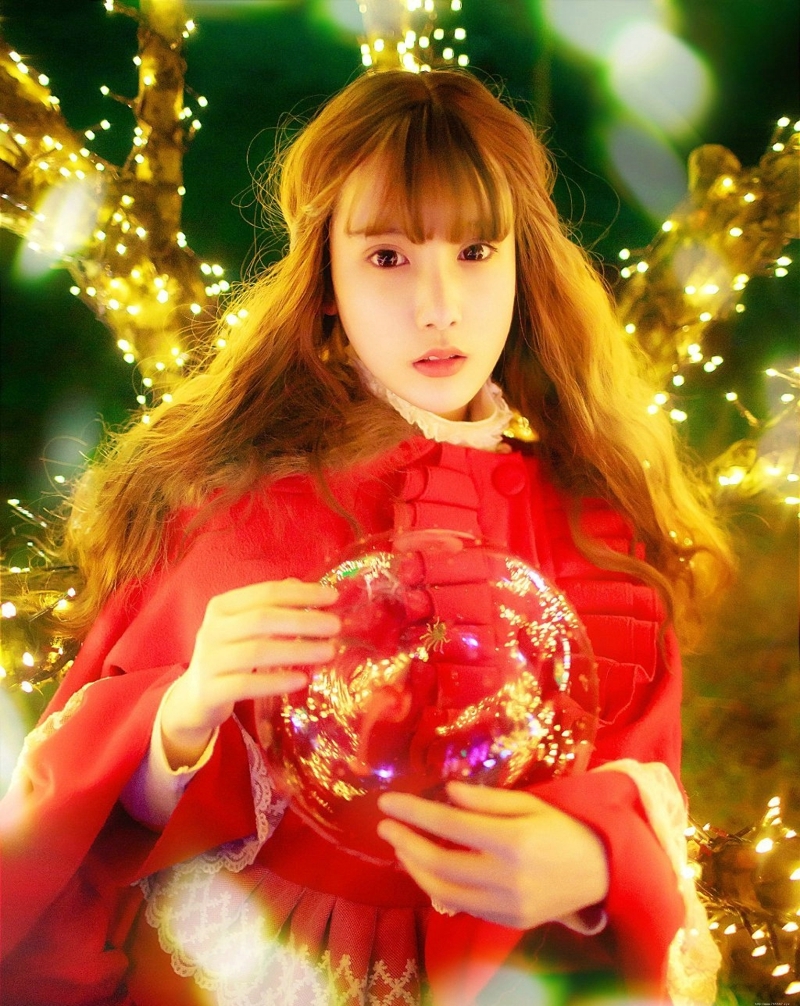 夜晚灯光中的红衣少女靓丽迷人