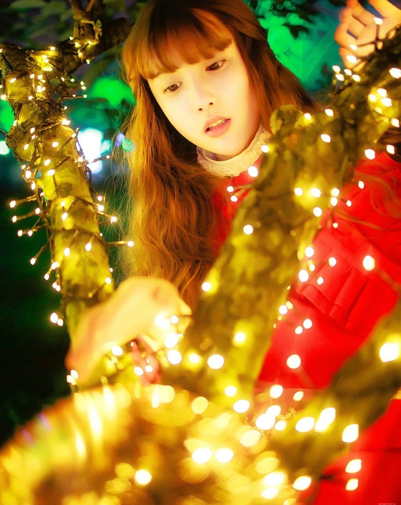 夜晚灯光中的红衣少女靓丽迷人