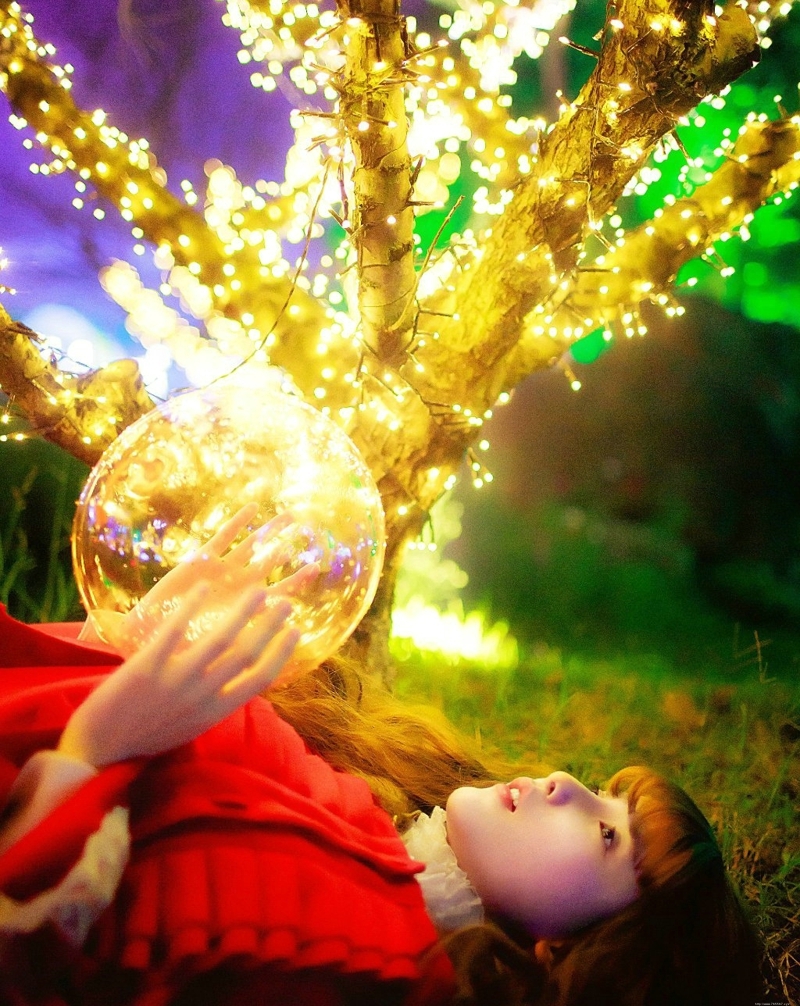 夜晚灯光中的红衣少女靓丽迷人