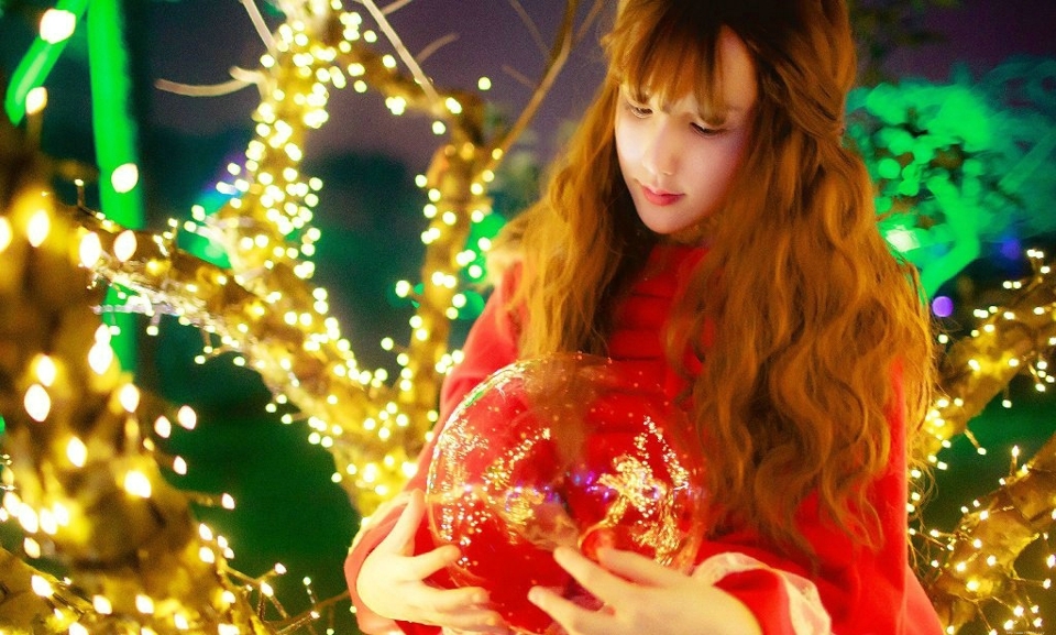 夜晚灯光中的红衣少女靓丽迷人