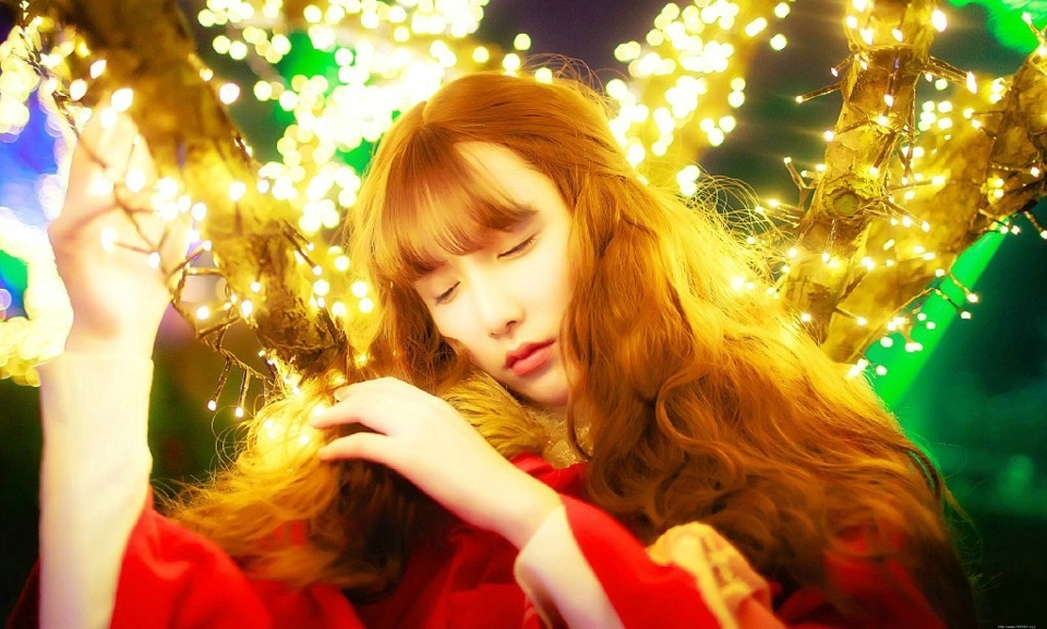 夜晚灯光中的红衣少女靓丽迷人